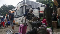Sejumlah pemudik memadati terminal bayangan Pondok Pinang, Jakarta Selatan, Kamis (27/3/2025).