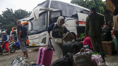 Terminal Bayangan Pondok Pinang Ramai Pemudik