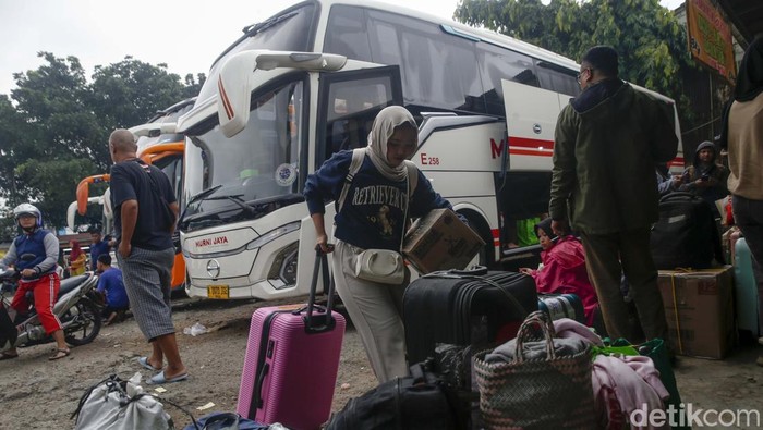Terminal Bayangan Pondok Pinang Ramai Pemudik Terminal bayangan Pondok Pinang, Jakarta Selatan, ramai pemudik, Kamis (27/3/2025). Terminal ini dipenuhi pemudik tujuan Pulau Jawa dan Sumatera.