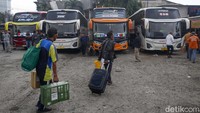 Tampak pemudik membawa berbagai barang sebagai oleh-oleh di kampung halaman.
