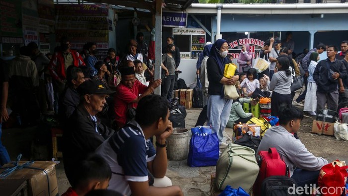Terminal Bayangan Pondok Pinang Ramai Pemudik Terminal bayangan Pondok Pinang, Jakarta Selatan, ramai pemudik, Kamis (27/3/2025). Terminal ini dipenuhi pemudik tujuan Pulau Jawa dan Sumatera.