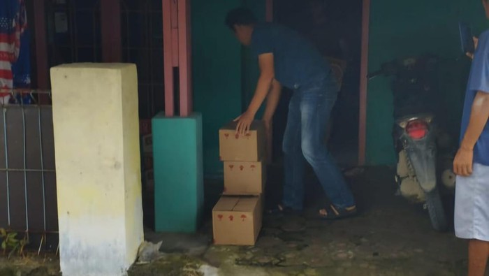 Tim Satuan Narkoba Polresta Cirebon saat mengamankan ratusan botol miras