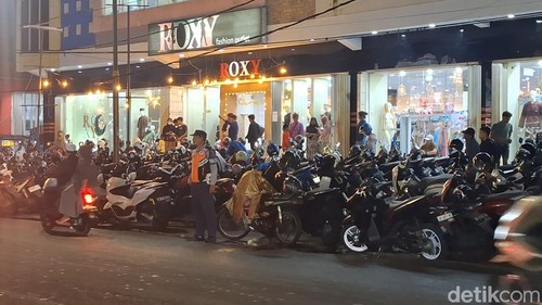 Beberapa hari jelang Lebaran, sejumlah toko fashion yang ada Jalan Panca Usaha, Kota Mataram kian dipadati pengunjung, Rabu malam (26/3/2025).