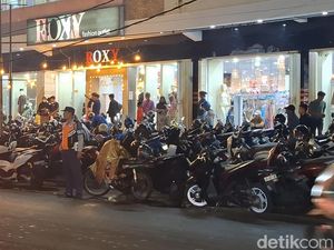 Toko Pakaian di Mataram Diserbu Pengunjung, Dishub Kerahkan 40 Petugas