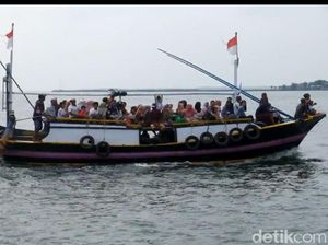 Ribuan Warga Gili Ketapang Ramai-ramai Petolekoran Berburu Baju Lebaran