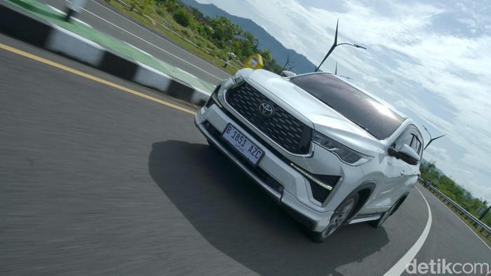Toyota Kijang Innova Zenix HEV Cek Jalur Mudik Jakarta-Jogja