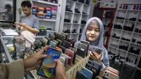Menurut pelaku usaha, menjelang lebaran permintaan sewa ponsel iPhone mengalami peningkatan hingga lima kali lipat atau dari 10 unit per hari pada hari biasa menjadi 50 unit per hari.