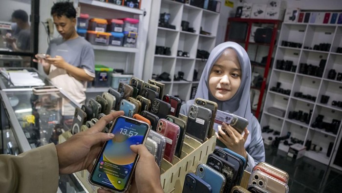 Pelanggan memilih ponsel iPhone untuk disewa di gerai Adamasanyaforlife, Melong, Kota Cimahi, Jawa Barat, Kamis (27/3/2025). Menurut pelaku usaha, menjelang lebaran permintaan sewa ponsel iPhone dengan tarif Rp40 ribu hingga Rp300 ribu per hari tersebut mengalami peningkatan hingga lima kali lipat atau dari 10 unit per hari pada hari biasa menjadi 50 unit per hari. ANTARA FOTO/Abdan Syakura/nz