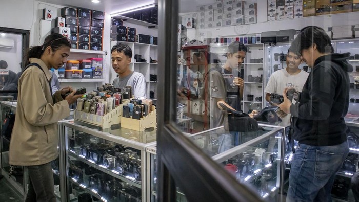 Pelanggan memilih ponsel iPhone untuk disewa di gerai   Adamasanyaforlife, Melong, Kota Cimahi, Jawa Barat, Kamis (27/3/2025). Menurut pelaku usaha, menjelang lebaran permintaan sewa ponsel iPhone dengan tarif Rp40 ribu hingga Rp300 ribu per hari tersebut mengalami peningkatan hingga lima kali lipat atau dari 10 unit per hari pada hari biasa menjadi 50 unit per hari. ANTARA FOTO/Abdan Syakura/nz