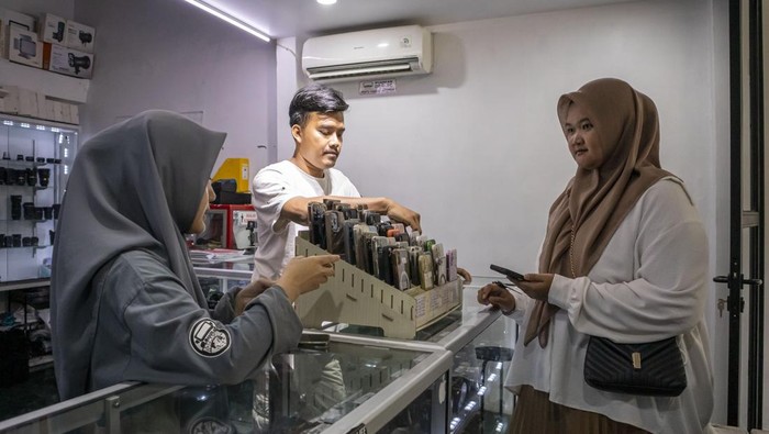 Pelanggan memilih ponsel iPhone untuk disewa di gerai   Adamasanyaforlife, Melong, Kota Cimahi, Jawa Barat, Kamis (27/3/2025). Menurut pelaku usaha, menjelang lebaran permintaan sewa ponsel iPhone dengan tarif Rp40 ribu hingga Rp300 ribu per hari tersebut mengalami peningkatan hingga lima kali lipat atau dari 10 unit per hari pada hari biasa menjadi 50 unit per hari. ANTARA FOTO/Abdan Syakura/nz