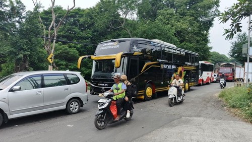 Tukang ojek musiman di Kelurahan Gilimanuk, Kecamatan Melaya, Jembrana, Bali saat mengantar pemudik menuju Pelabuhan Gilimanuk, Rabu (26/3/2025). (I Putu Adi Budiastrawan/detikBali)
