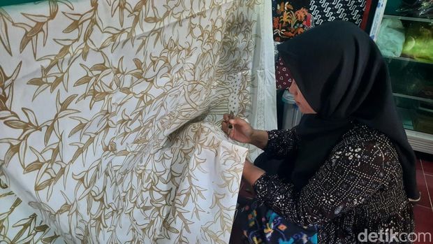 Devi Rukmana guru honorer yang menambah rezeki membuka usaha produksi batik tulis khas Pati saat ditemui di rumahnya, Kamis (27/3/2025).
