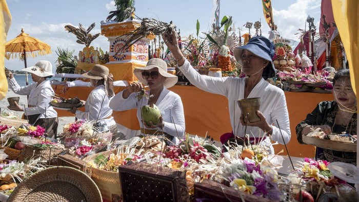 Upacara Melasti Sambut Nyepi di Palu Sejumlah umat Hindu melakukan persembahyangan pada upacara Melasti di Pura Melasti, Pantai Dupa, Palu, Sulawesi Tengah, Kamis (27/3/2025). Upacara Melasti yang diikuti umat Hindu se-Kota Palu dan sekitarnya tersebut merupakan rangkaian upacara menyambut Hari Raya Nyepi Tahun Baru Saka 1947 yang dilaksanakan untuk menyucikan diri dan alam semesta. ANTARA FOTO/Basri Marzuki/rwa.