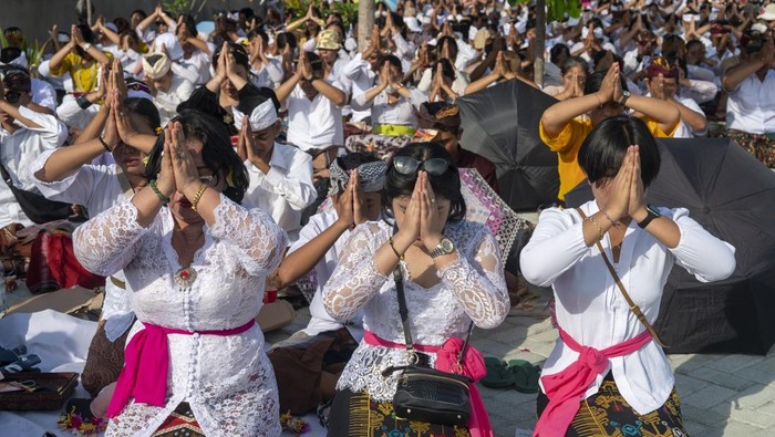 Upacara Melasti Sambut Nyepi di Palu Sejumlah umat Hindu melakukan persembahyangan pada upacara Melasti di Pura Melasti, Pantai Dupa, Palu, Sulawesi Tengah, Kamis (27/3/2025). Upacara Melasti yang diikuti umat Hindu se-Kota Palu dan sekitarnya tersebut merupakan rangkaian upacara menyambut Hari Raya Nyepi Tahun Baru Saka 1947 yang dilaksanakan untuk menyucikan diri dan alam semesta. ANTARA FOTO/Basri Marzuki/rwa.