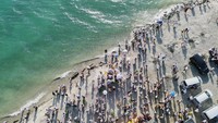 Sejumlah umat Hindu melakukan persembahyangan pada upacara Melasti di Pura Melasti, Pantai Dupa, Palu, Sulawesi Tengah (Foto: ANTARA FOTO/Basri Marzuki)