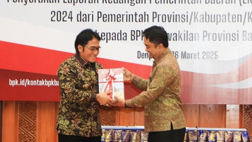 Wagub Bali, I Nyoman Giri Prasta, menyerahkan LKPD 2024 di kantor BPK Bali, Rabu (26/3/2025). (Dok. Pemprov Bali)