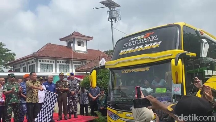 Wagub Sumsel lepas pemudik gratis yang menggunakan bus.