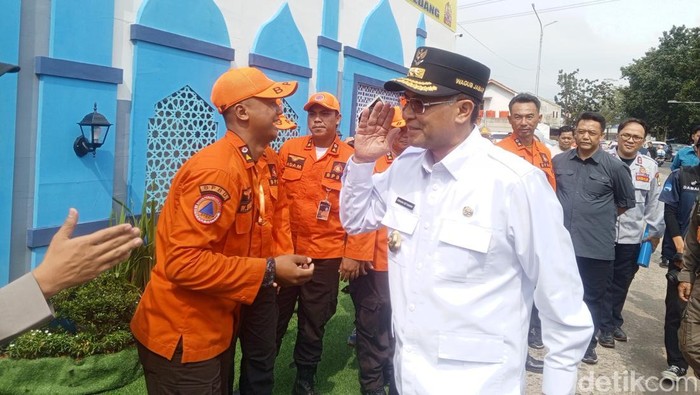 Wakil Gubernur Jawa Barat Erwan Setiawan saat mengecek posko terpadu mudik Lebaran 2025 di Terminal Tipe A Ciakar Sumedang.