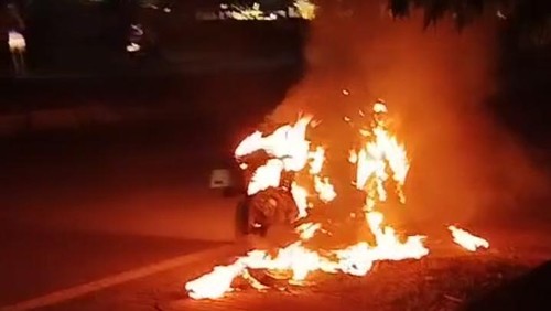 Warga Labuan Bajo, Manggarai Barat, (NTT), Ninong Agustin, membakar sepeda motornya saat ditilang polisi, Rabu (26/3/2024) malam. (Istimewa)