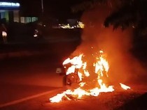 Ditilang Polisi Tak Berseragam, Warga Labuan Bajo Bakar Motornya
