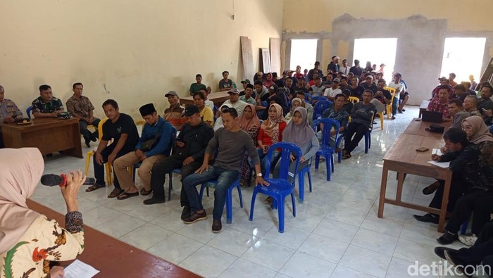 Warga mendatangi Balai Desa Sidorejo, Kecamatan Tegalrejo, Kabupaten Magelang, membicarakan soal kisruh uang Pajak Bumi dan Bangunan, Kamis (27/3/2025).