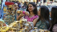 Tampak para perempuan memilih dan berbelanja aksesoris seperti gelang, kalung dan cincin. AP/K.M. Chaudary