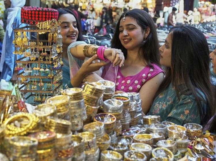Warga Pakistan Padati Pasar Berburu Kebutuhan Lebaran