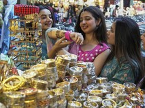 Warga Pakistan Padati Pasar Berburu Kebutuhan Lebaran