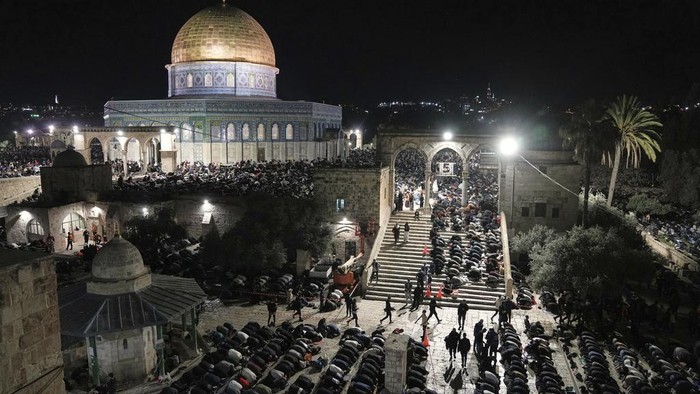 Warga Palestina Mengejar Berkah Malam Lailaturqadar di Masjid Al-Aqsa Palestinian Muslim worshippers pray during Laylat Al Qadr, also known as the Night of Power and marked on the 27th day of the holy fasting month of Ramadan, in front of the Dome of the Rock shrine at the Al-Aqsa Mosque compound in the Old City of Jerusalem, Wednesday, March 26, 2025. (AP Photo/Mahmoud Illean)
