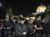 Warga Palestina Mengejar Berkah Malam Lailaturqadar di Masjid Al-Aqsa