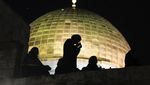 Warga Palestina Mengejar Berkah Malam Lailaturqadar di Masjid Al-Aqsa