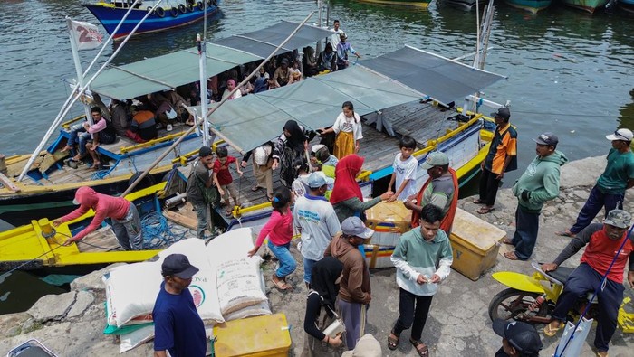 Warga Pulau Gili Ketapang berada di atas kapal tradisional saat tradisi Toron Petolekoran di Pelabuhan Probolinggo, Probolinggo, Jawa Timur, Kamis (27/3/2025). Sedikitnya 2.000 warga Pulau Gili Ketapang melakukan Tradisi Toron Petolekoran yang digelar rutin pada hari ke-27 Ramadhan menggunakan kapal tradisional penyeberangan menuju Kota Probolinggo untuk berbelanja kebutuhan Lebaran. ANTARA FOTO/Irfan Sumanjaya/foc.