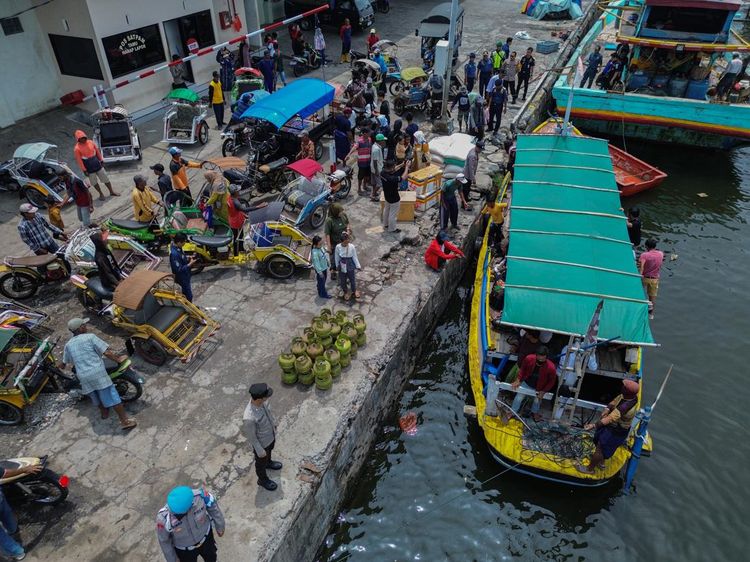 Warga Pulau Gili Ketapang Gelar Tradisi Toron Petolekoran