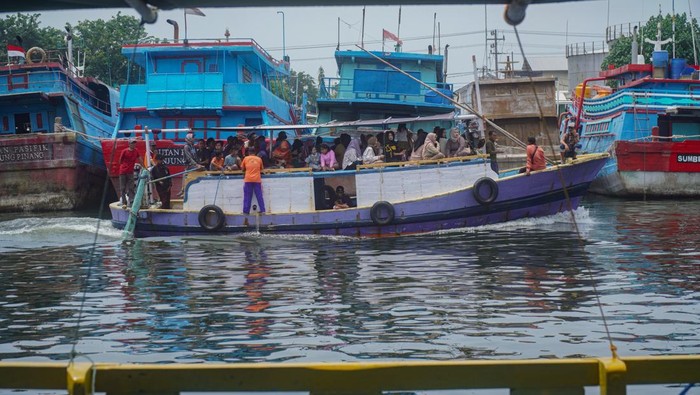 Warga Pulau Gili Ketapang berada di atas kapal tradisional saat tradisi Toron Petolekoran di Pelabuhan Probolinggo, Probolinggo, Jawa Timur, Kamis (27/3/2025). Sedikitnya 2.000 warga Pulau Gili Ketapang melakukan Tradisi Toron Petolekoran yang digelar rutin pada hari ke-27 Ramadhan menggunakan kapal tradisional penyeberangan menuju Kota Probolinggo untuk berbelanja kebutuhan Lebaran. ANTARA FOTO/Irfan Sumanjaya/foc.
