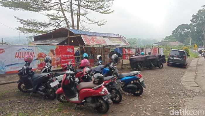Warung-warung bediri di zona merah longsor Cianjur