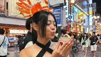 Kalau ini momen liburan Wendy ketika berada di Osaka, Jepang. Ia membeli satu mochi daifuku dan berpose lucu sebelum menikmatinya. Foto: Instagram @wendywalters