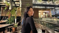 Momen ngopi Wendy juga pernah terlihat di sebuah kafe. Ia duduk di area outdoor kafe yang memiliki pemandangan gedung tinggi Jakarta. Foto: Instagram @wendywalters