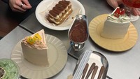 Ia memesan beberapa dessert di kafe tersebut. Di antaranya ada 2 sliced cake, tiramisu, dan 2 minuman segar. Foto: Instagram @wendywalters