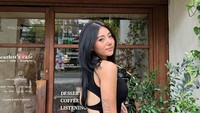 Wendy juga senang nongkrong cantik di kafe. Salah satunya mengunjungi Scarletts Cafe di kawasan Senopati, Jakarta Selatan. Foto: Instagram @wendywalters
