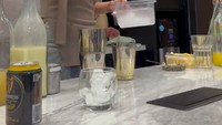 Saat di rumah, Wendy Walters juga tampak menikmati waktunya membuat sajian cocktail. Ia meracik cocktail itu untuk teman-temannya. Foto: Instagram @wendywalters