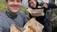 Wendy juga pernah naik gunung bersama Jerome Polim. Momen makan nasi bungkus di atas gunung juga ia bagikan. Foto: Instagram @wendywalters