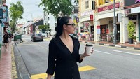 Momennya liburan ke berbagai negara juga dibagikan. Salah satunya ke Singapura dan tampak berpose menikmati segelas kopi hangat. Foto: Instagram @wendywalters