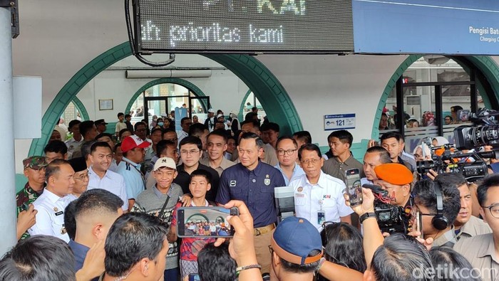 AHY tinjau Stasiun Pasar Senen.