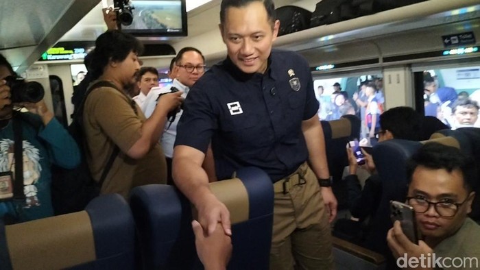 AHY tinjau Stasiun Pasar Senen.