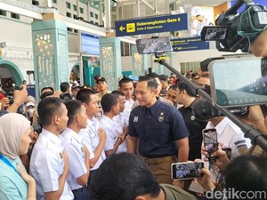 Video: Menko AHY-Wamen BUMN Tinjau Puncak Arus Mudik Lebaran di Stasiun Senen