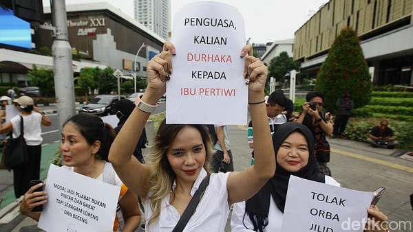 Aksi Emak-emak Tolak UU TNI di Perempatan Sarinah