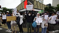 Di antara ibu-ibu yang berpartisipasi dalam aksi ini, terdapat pula dosen. Foto: Ari Saputra/detikcom