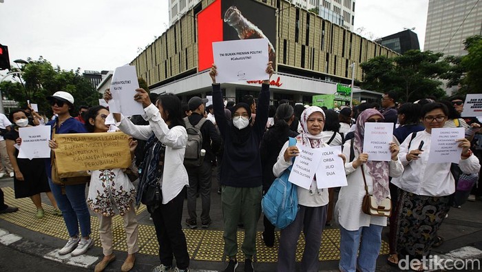 Aksi Emak-emak Tolak UU TNI di Perempatan Sarinah Sejumlah ibu-ibu gelar aksi perempatan Sarinah, Jl Thamrin, Jakarta, Jumat (28/3/2025). Mereka menolak UUN TNI.