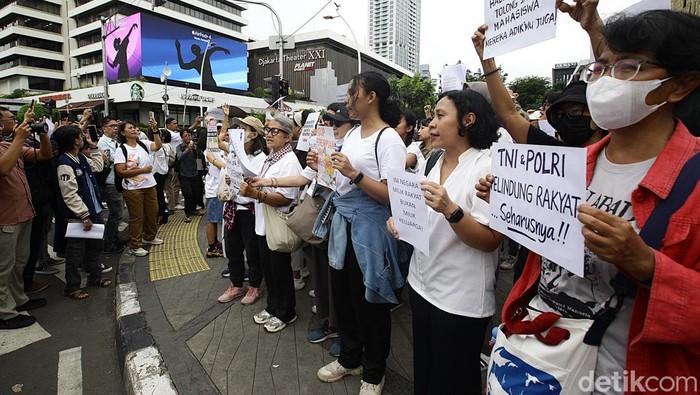 Sejumlah ibu-ibu gelar aksi perempatan Sarinah, Jl Thamrin, Jakarta, Jumat (28/3/2025). Mereka menolak UUN TNI.