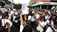 Massa dari Gerakan Suara Ibu Indonesia menggelar unjuk rasa menolak UU TNI di perempatan Sarinah, Jl Thamrin, Jakarta, Jumat (28/3/2025). Foto: Ari Saputra/detikcom